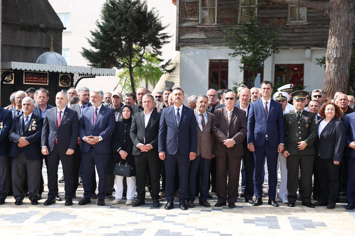 19 Mayıs Atatürk'ü Anma, Gençlik ve Spor Bayramı kutlamaları kapsamında, Ulu Önder Mustafa Kemal Atatürk ve aziz şehitlerimizin anısına Belediye Meydanı'nda çelenk sunma töreni gerçekleştirildi.