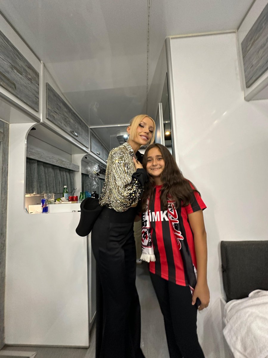 Kızım ve Gülşen ablası.
@gulsen 😊❤️🖤