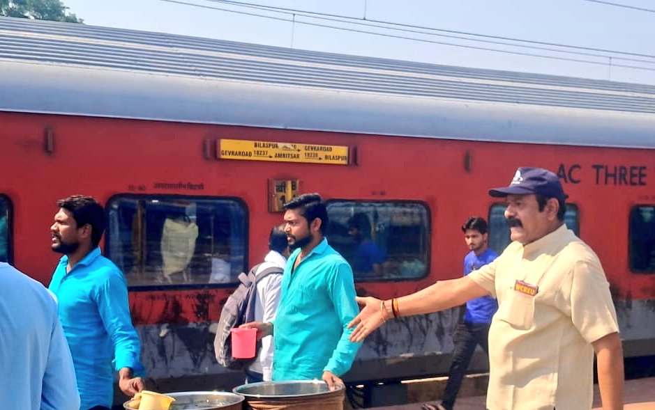 पश्चिम मध्य रेल, भोपाल मण्डल के विभिन्न स्टेशनों पर समाज सेवी संस्थाओ एवं गैर सरकारी संगठनों द्वारा रेल यात्रियों को शीतल पेयजल उपलब्ध कराने का सराहनीय कार्य किया जा रहा है। #IndianaRailways