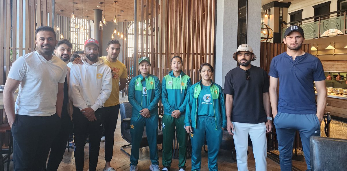 Catching up in Leeds 🤝

Our men's and women's cricketers interact with each other at the team hotel.

#ENGWvPAKW | #ENGvPAK