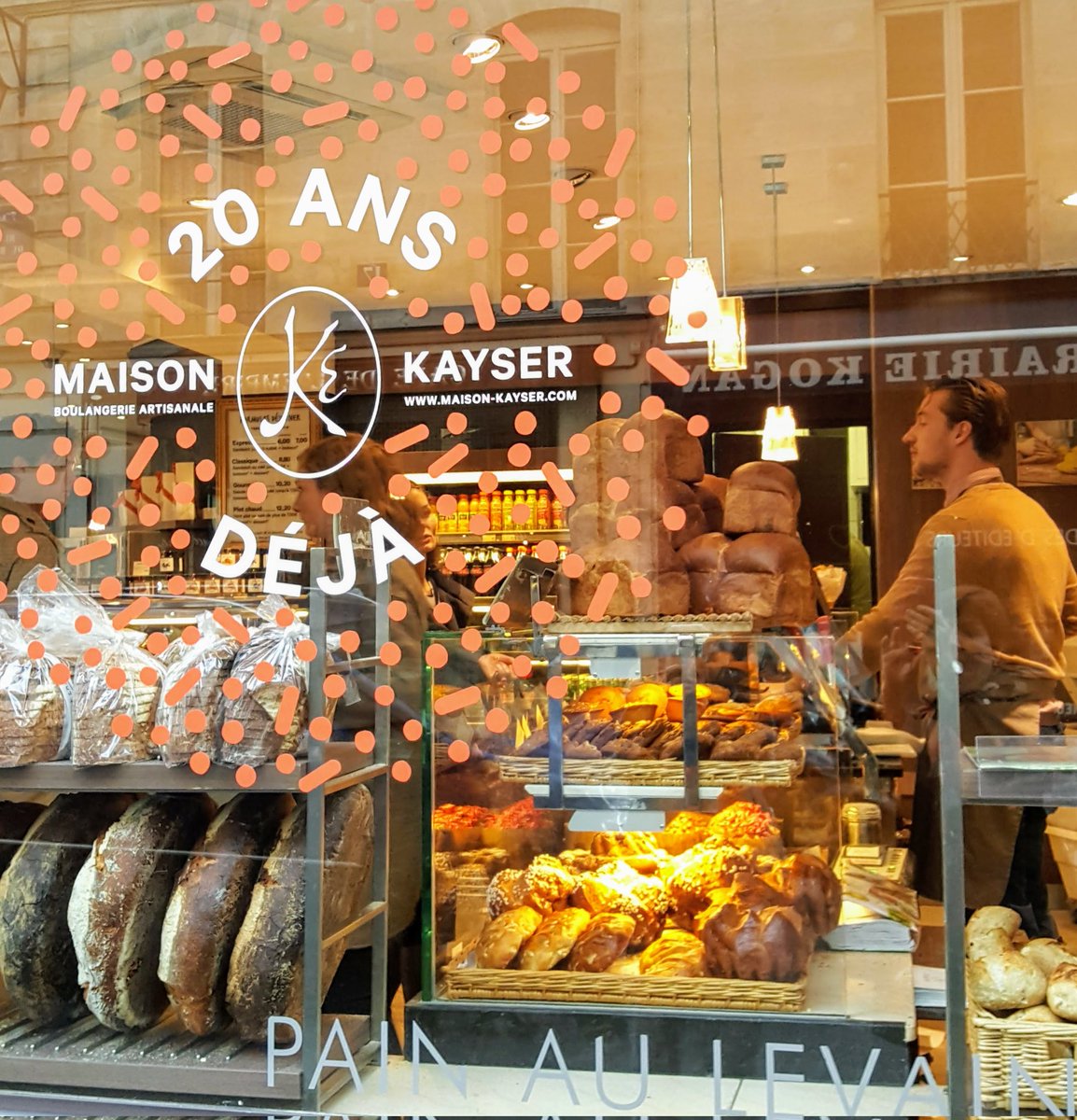Amazingly, I can still smell the #bread in this old snapshot from my saved photos #Paris #TheParisEffect #delicious #boulangerie #travel