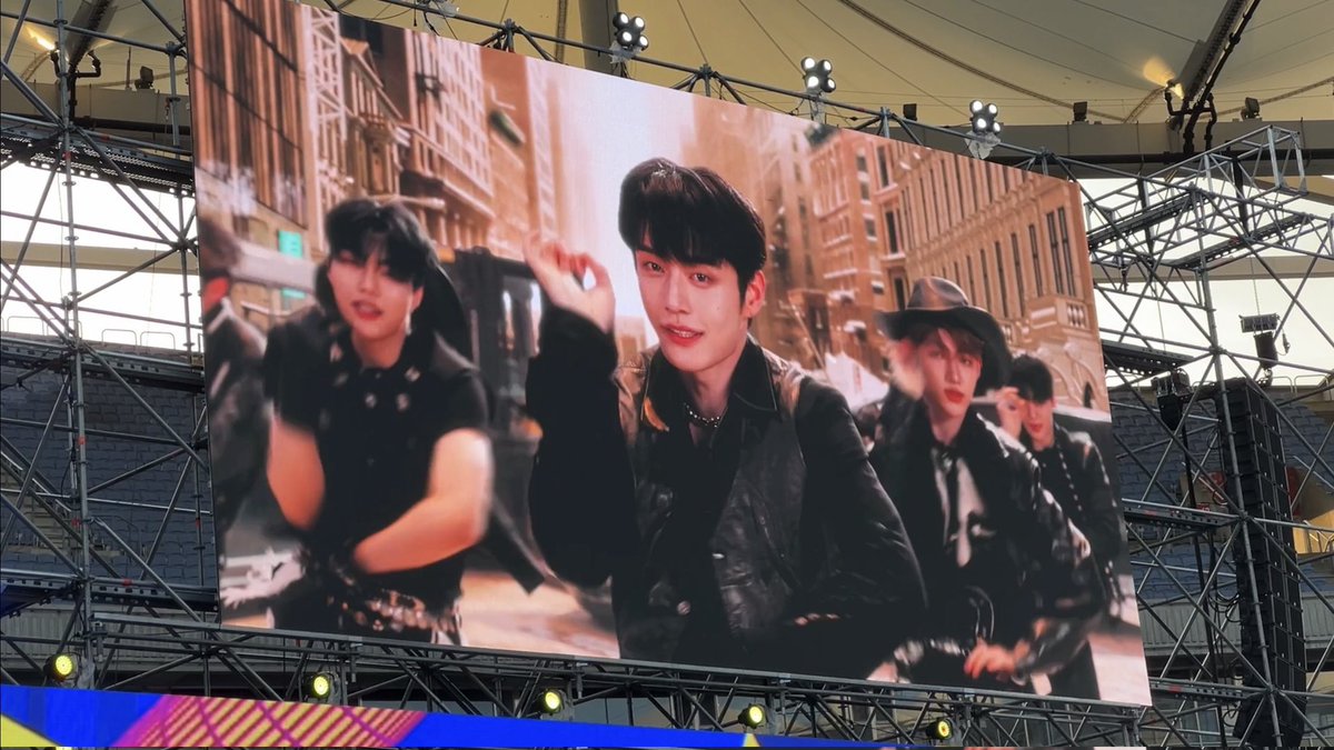 Street say find someone who still looks so damn good even when it is in a bigscreen...

AND THIS IS KIM JIWOONG 📈