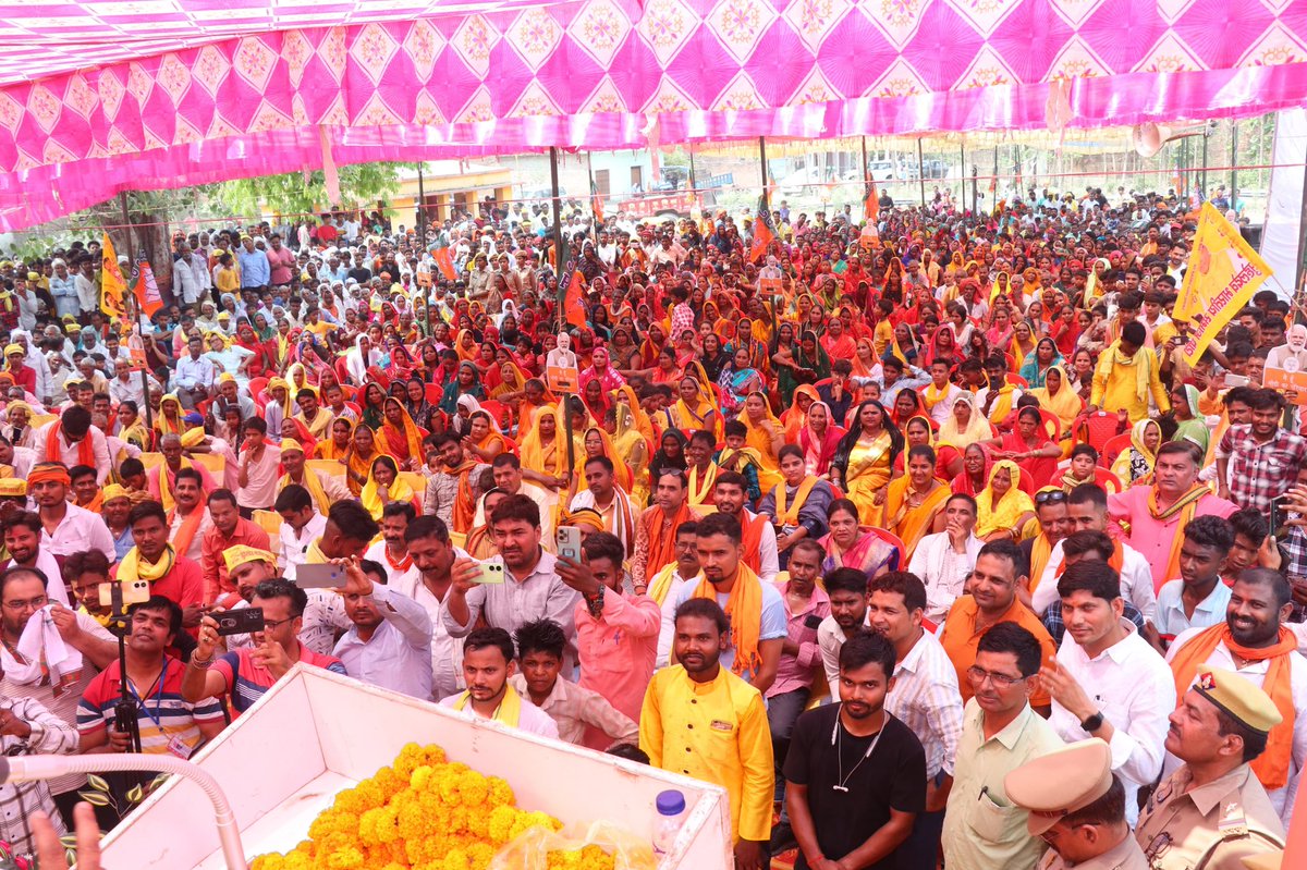 आज मेरे लोकसभा क्षेत्र बस्ती के विधानसभा महादेवा अंतर्गत पाऊं बाजार में आयोजित विशाल जनसभा को सुभासपा के राष्ट्रीय अध्यक्ष एवं कैबिनेट मंत्री उत्तर प्रदेश सरकार आदरणीय श्री ओमप्रकाश राजभर जि ने सम्बोधित किया ।