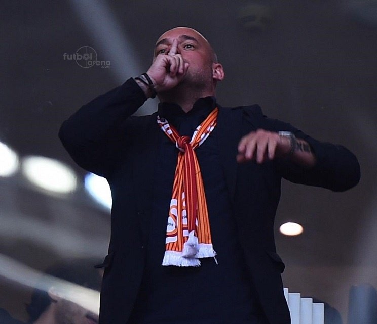 Wesley Sneijder, Galatasaray taraftarına üçlü çektirdi.

[FutbolArena]