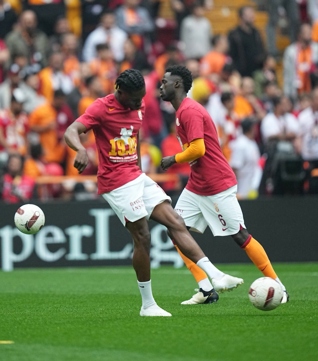 GalatasaraySK's tweet photo. 📸 Isınmadayız. #GSvFB https://t.co/GBi3kTtUhZ