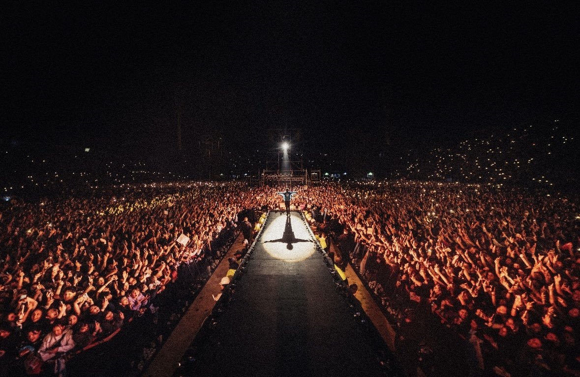 ltomlinsonarg's tweet photo. no puedo creer lo ÉPICA que es esta foto https://t.co/lFKtIsAJtc