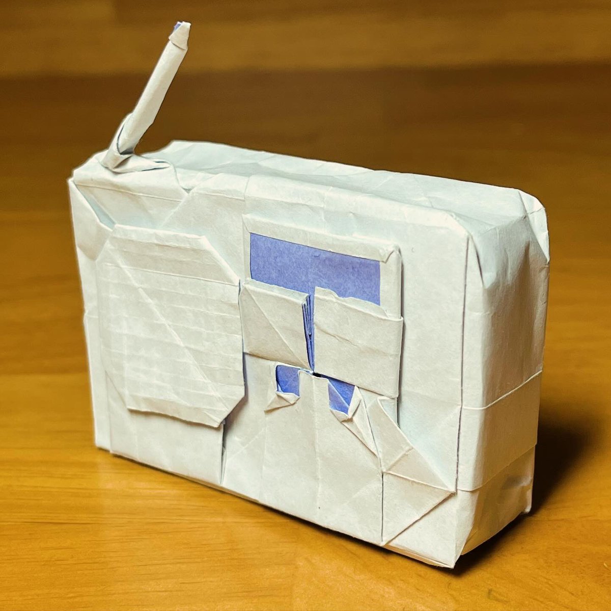 『ラジオ/ radio』
創作:みっちー
使用した紙:24cm折り紙

ラジオを創作しました！構造は、10等分蛇腹です。デザインに改善の余地はたくさんありますが、とりあえず形になったので良かったです。

#折り紙　#origami #ラジオ
