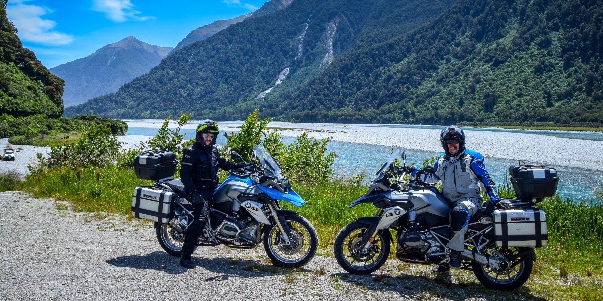 Looking for a new adventure? 🙌 #FuelForLife Join us on a 15-day motorcycle tour through New Zealand and get ready to see beautiful landscapes, dolphins and much more! 👉 fuelforlife.bmw-motorrad.com/en/travel/moto… #MakeLifeARide #SpiritOfGS #BMWMotorrad