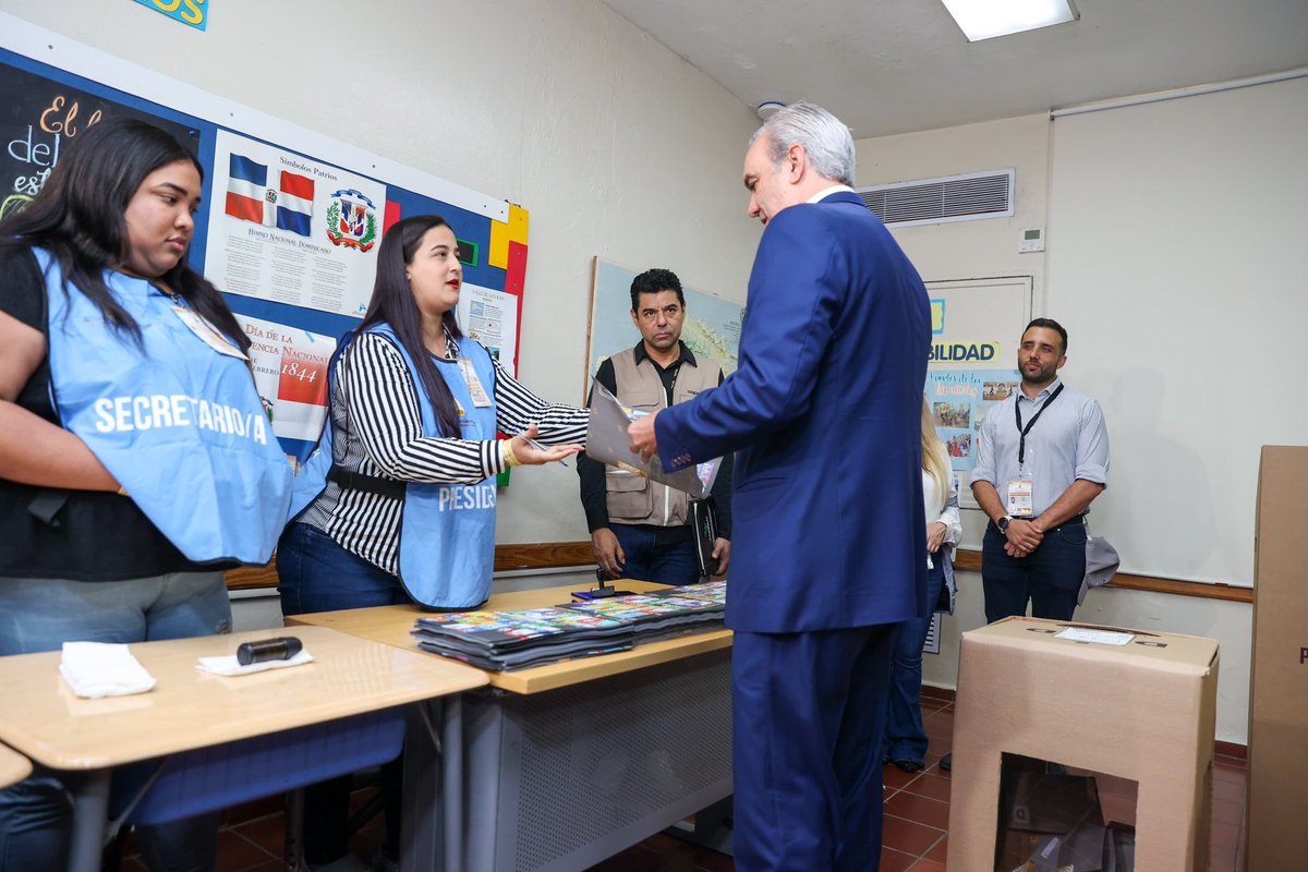 Hoy, cumpliendo con mi deber cívico, he votado. Exhorto a todos los ciudadanos, acudir a las urnas y ejercer su derecho al voto. La participación de cada uno de ustedes es crucial para el desarrollo y bienestar de nuestra nación. #VotemosRD 🇩🇴