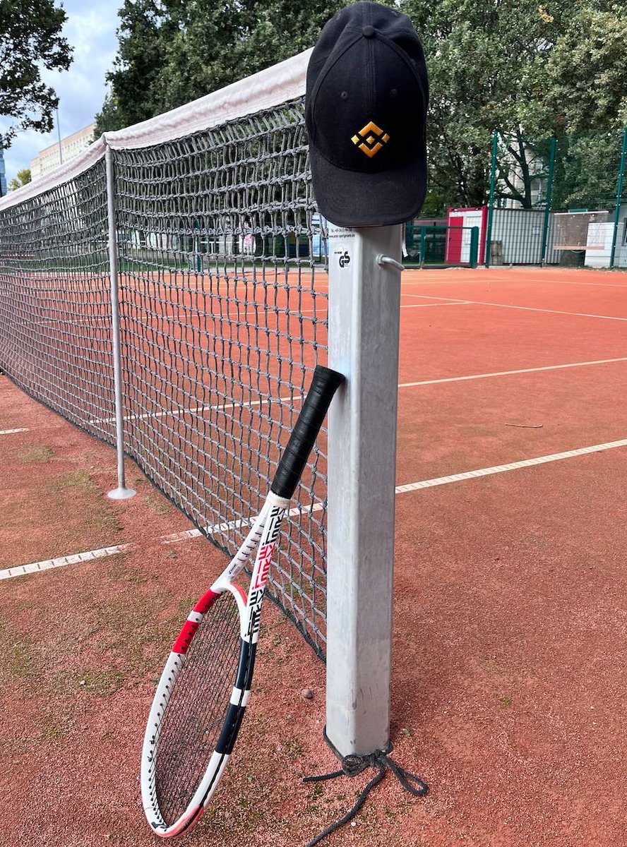 Bir hafta sonu etkinliği olarak #Binance şapkamı tenise getirdim.