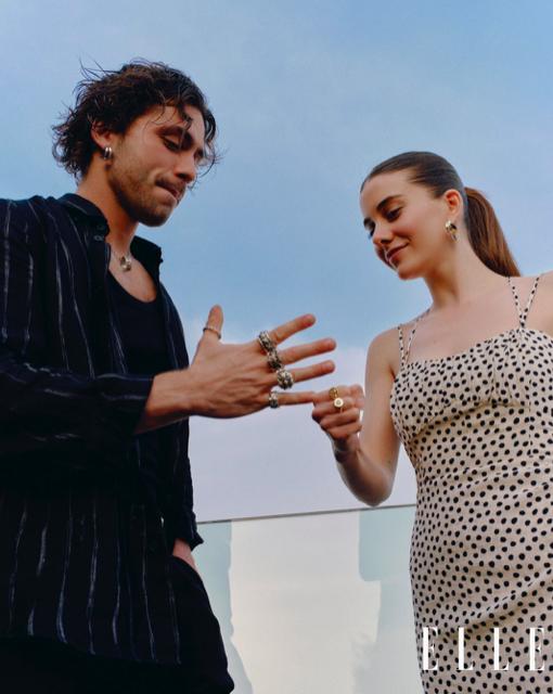 deak_dorottya's tweet photo. @ELLETurkey These clothes suit them very well, I would like a date scene in them🥰
I really like Beril's dress😍I would love to wear it too 😊
I also love the shorts on the cover, white and blue together are my favorite 🥰
#KaySun #YaliÇapkini
#BerilPozam #TaroEmirTekin
#ELLE #ELLEPOPUP https://t.co/dVdPrxttEs