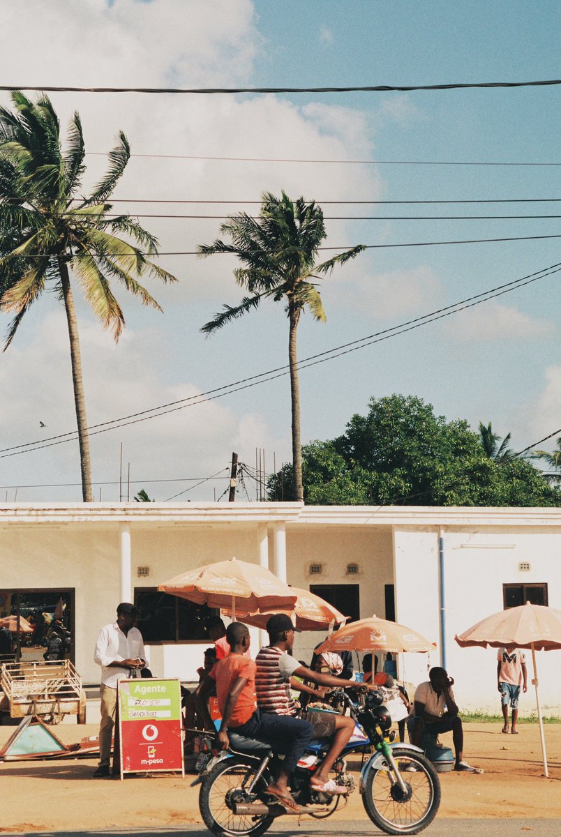 Mozambique on film. 🎞️ 

#filmphotography #35mm #everydayMozambique #analoguephotography #NikonF301 #Nikon