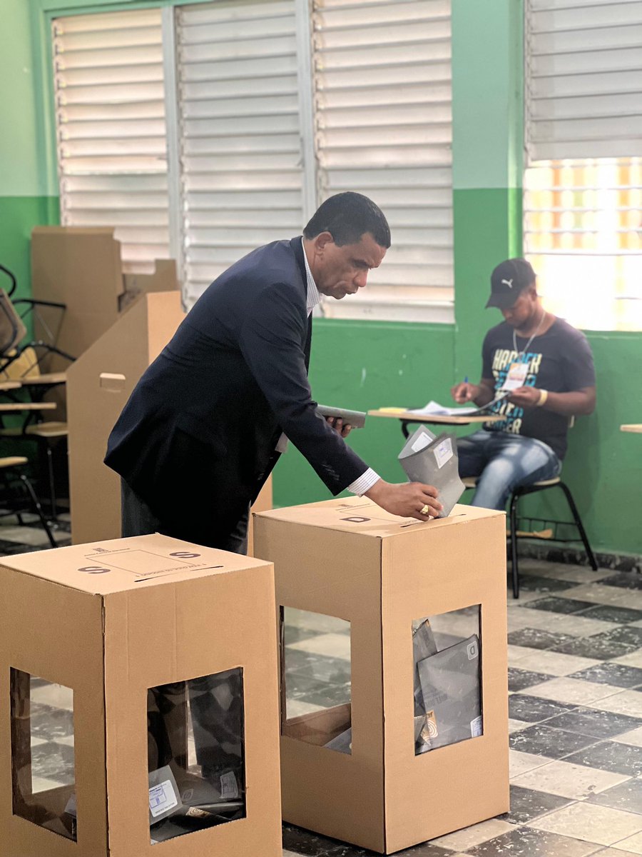 Hoy ejercí mi derecho al voto. Invito a todos a participar en este proceso democrático. ¡Que nuestra voz sea escuchada y que gane la democracia!