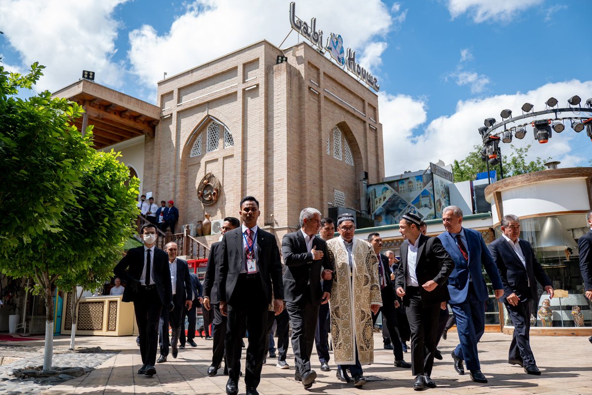 Sempat makan tengah hari bersama Timbalan Perdana Menteri Pertama Uzbekistan, Achilbay Jumaniazovich Ramatov dan pimpinan lain tidak jauh dari Kompleks Kalon Minaret sebelum berlepas pulang ke tanah air. Sebelum berangkat ke lapangan terbang, pimpinan Kerajaan Uzbekistan