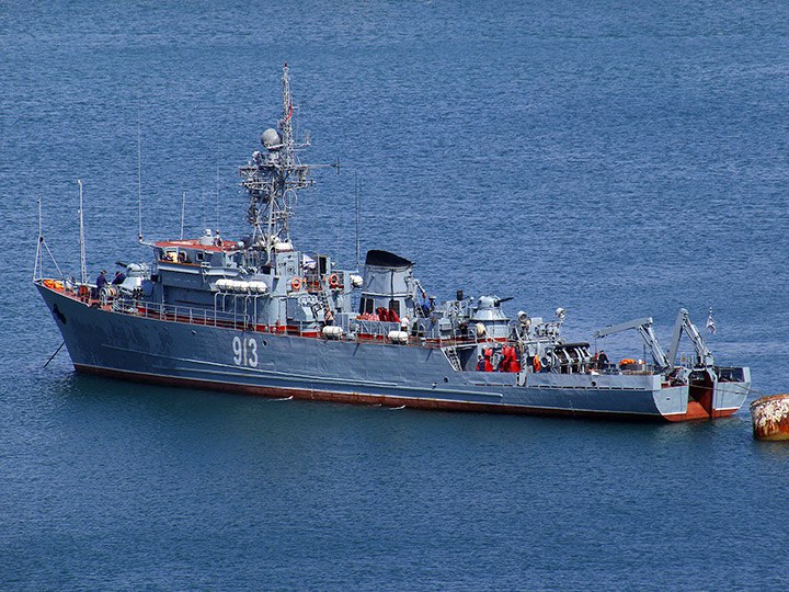 💥 Ukraine destroyed Russian Black Sea Fleet minesweeper ship Project 266-M Kovrovets last night in occupied Crimea. The captain burned down with the ship.