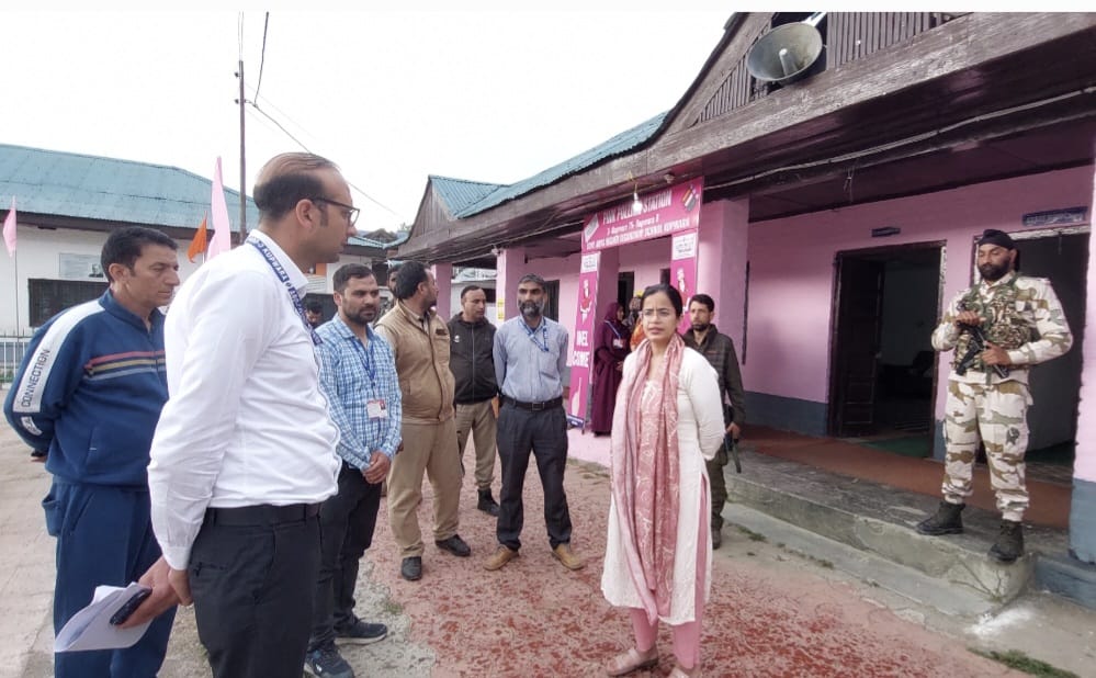 #LokSabhaElection2024 In order to ensure smooth conduct of polling in the district to be held tomorrow on May 20, DEO Kupwara Ms. @SudanAyushi today had a comprehensive visit of various polling stations to review the arrangements put in place!!