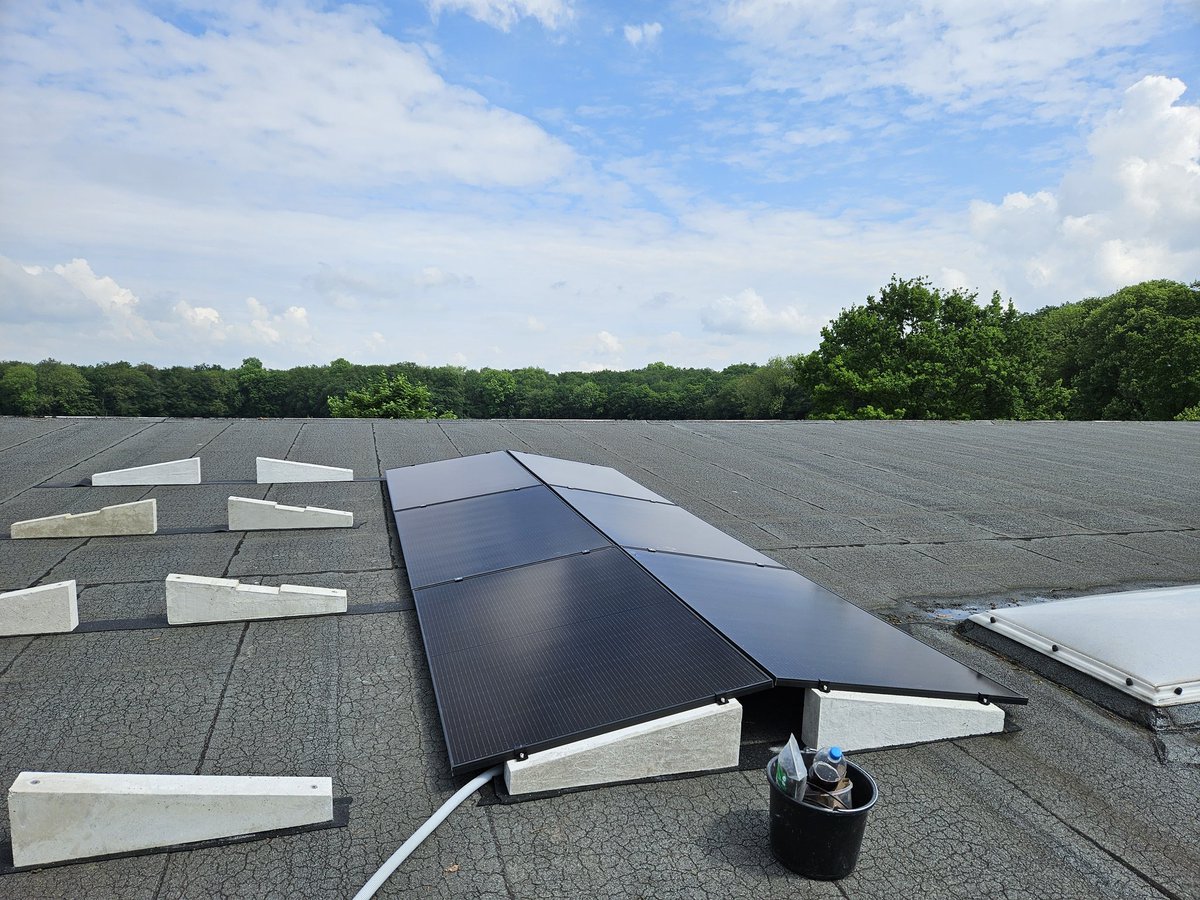 16 selbstbetonierte Modulhalter und 12 #Photovoltaik Module mit Hilfe von Freunden auf das Dach gewuchtet. Zu viert ging das.
6 Module sind nun fertig montiert und angeschlossen, der Rest folgt bald. #Pvbuddies