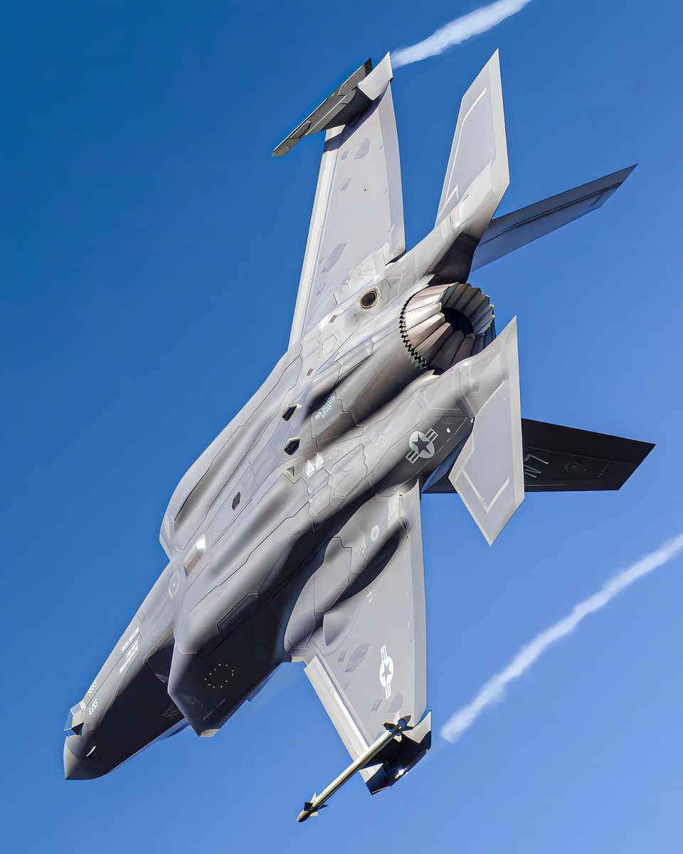 chasinglimits1's tweet image. F-35 Lightning
#F35 #F35Lightning #Fighterjet #aviation #military #navy #aviationdaily #aircraft