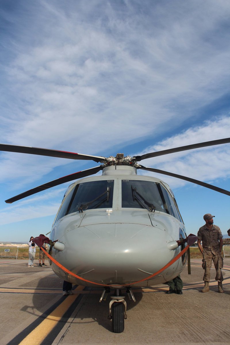 S76 del @EjercitoAire Ala78 en la jornada de puertas abiertas de la Base Aérea de Armilla por el XX Aniversario de la @PatrullaAspa