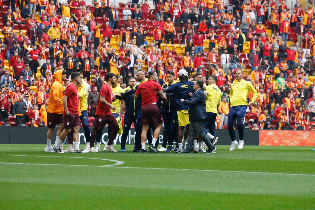 Galatasaray - Fenerbahçe derbisinde 11'ler belli oldu Derbi öncesi ise futbolcular arasında gerginlik yaşandı turkgun.com/galatasaray-fe…