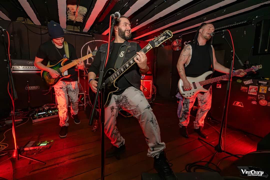 OfficialScariff's tweet photo. POV : "Quand t'es content de rejouer sur scène dans 6 J !!" 🔥

Ça se passe au Bifröst Club de Rouen, dès 20h30 avec les amis de Silver Tray et Silent Injury

📷 : Vinz Charp

https://t.co/0VrUfzAVwp https://t.co/VHs8yFN3AR