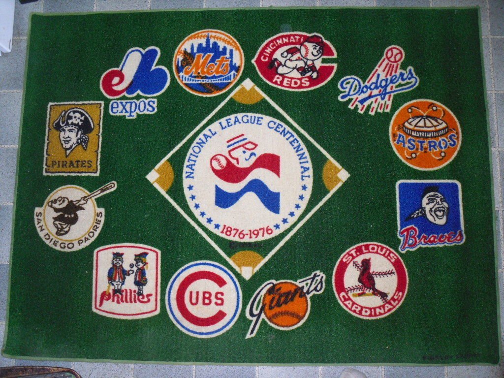 #SundaySwinginSeventiesLogos: 1976 NL Centennial rug featuring logos on faux #Astroturf. @MLB
