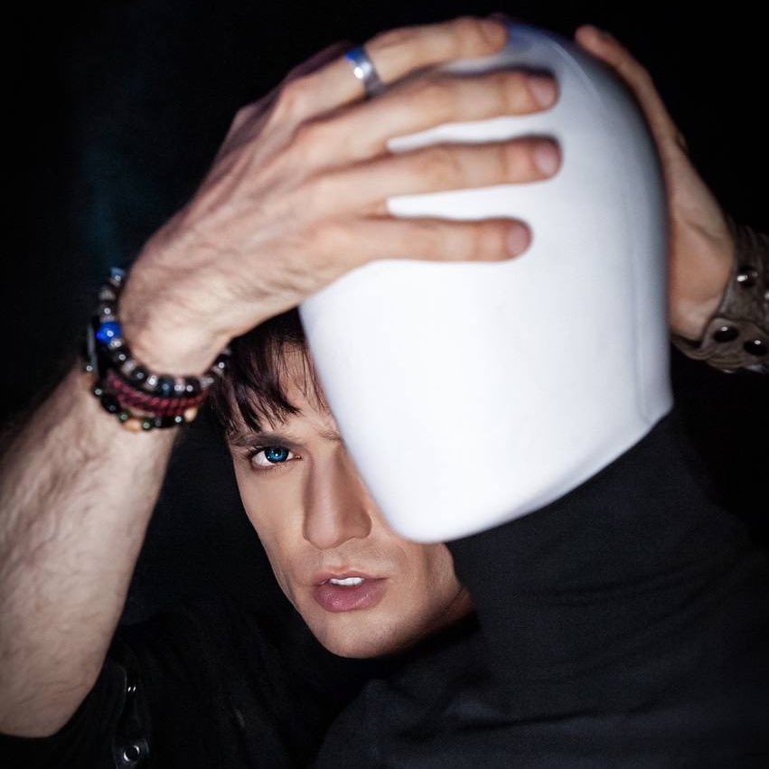 Мимо проплывают люди и недели
И я неплохо к вам, но вы мне надоели