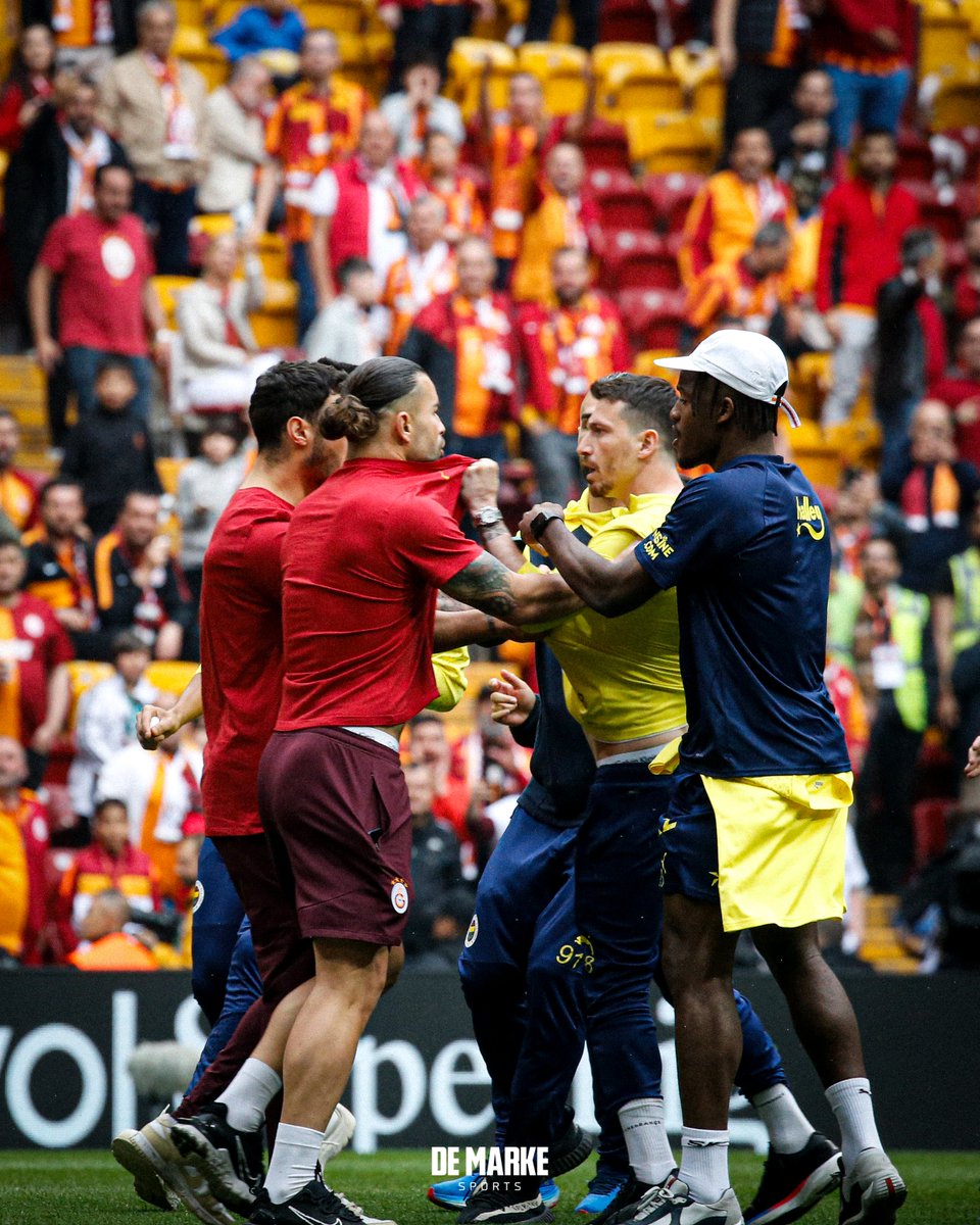 taraftara saldıran ve provoke eden futbolcuları korur, kollar ve ceza vermezsen öyle çirkin senaryoları görmeye devam ederiz işte. futbolun barbar şımartılmışları.