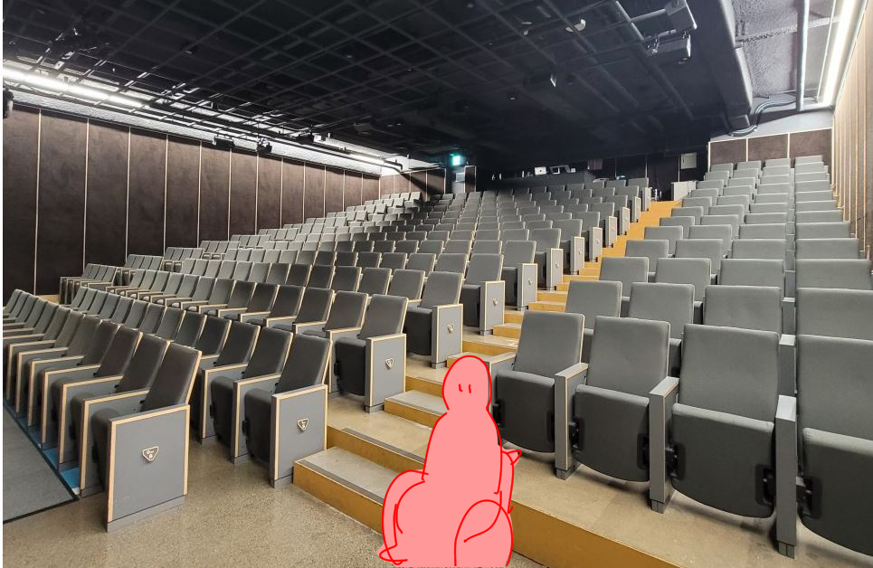 서경대학교 공연예술센터 스콘 2관 휠체어석    

스콘 2관 휠체어석   
A,C 구역에 있습니다(화살표 부분)   
평지 구간 0열, 1열