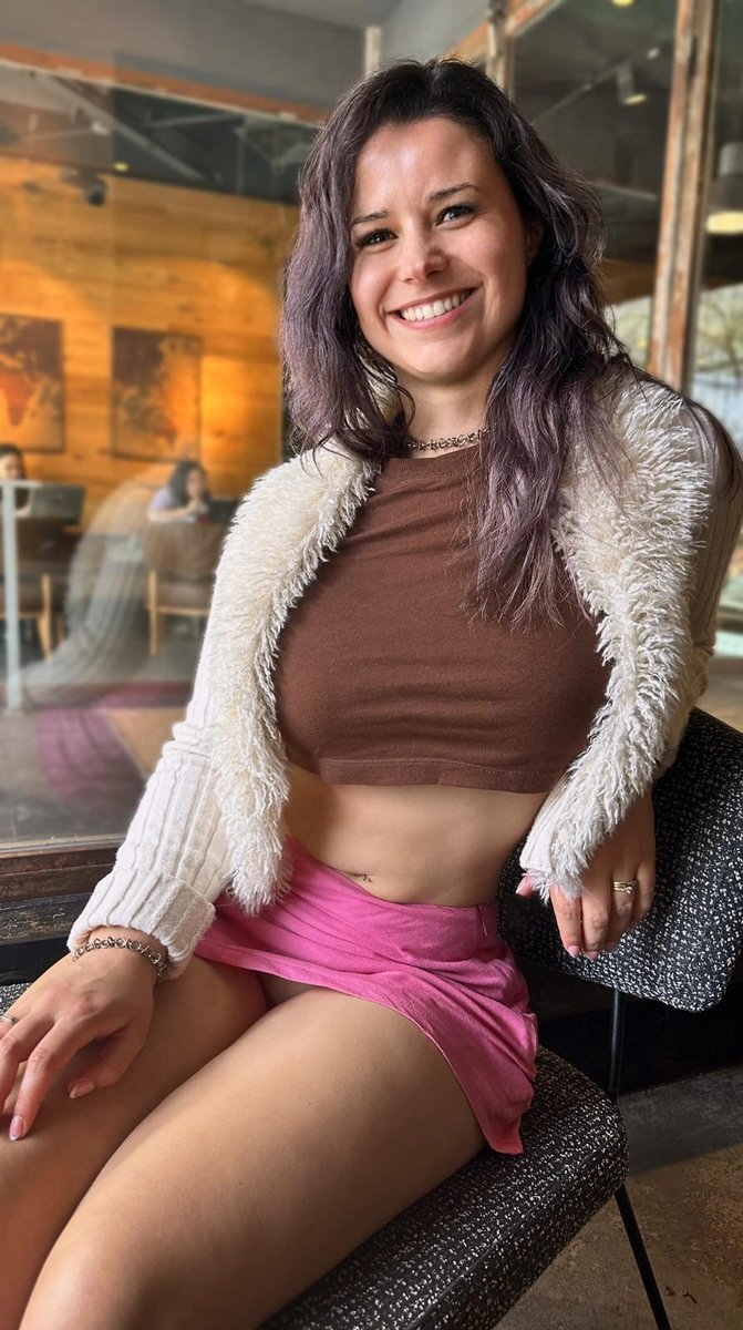 Went out for lunch without panties on today 🤪😻 Do you approve?
   momflirt.live