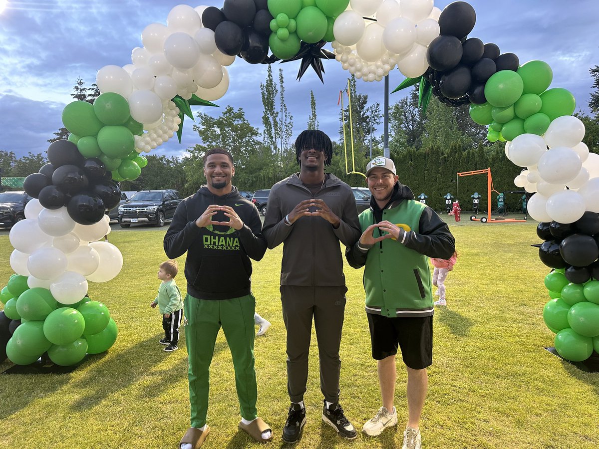 #210 finest @CoachWillStein @theTylerTurner thanks for taking time out your day to let me hand out with you guys. @BFNDFball @satxhsfb @BDammone #goducks @ahmulesfootball @coachrittimann #blessedbythebest