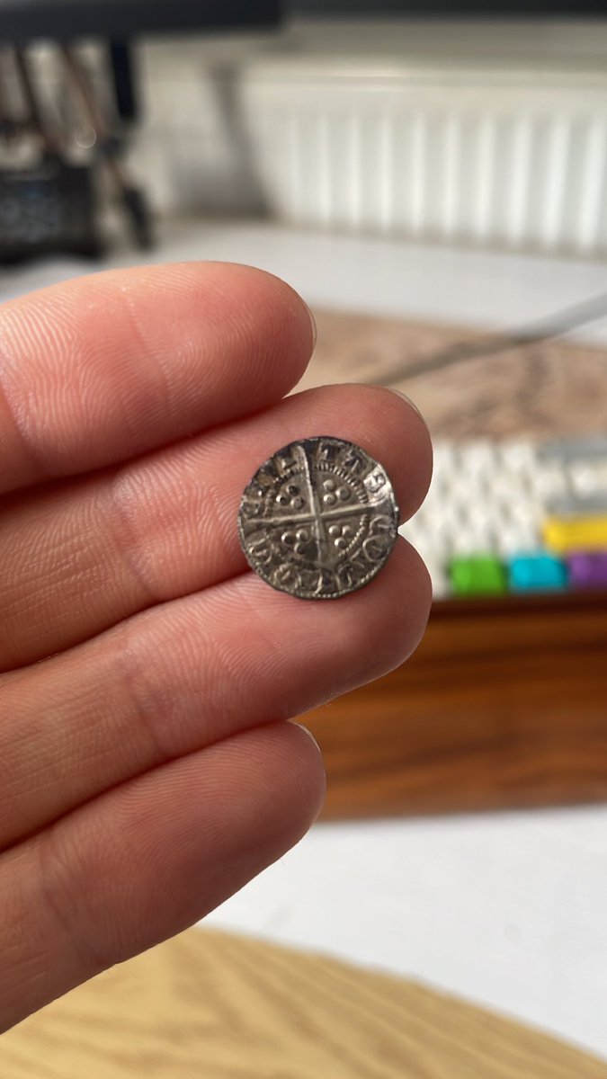 THE BEST HOBBY IN THE WORLD!☀️
Today I found my first ever medieval hammered silver coin !🪙
Edward I 1272-1307 AD
The king that killed William Wallace 🤯
This coin is over 700 years old !! BUZZING!