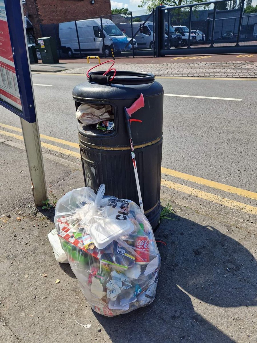 Heidi was spotted out and about on a sunny Sunday, tending to her adopted street with a litter pick like no other. Despite coming across a very full bin, Heidi didn't hesitate to tackle the extra litter that had blown out. #adoptastreet #volunteer @SercoESUK @sandwellcouncil