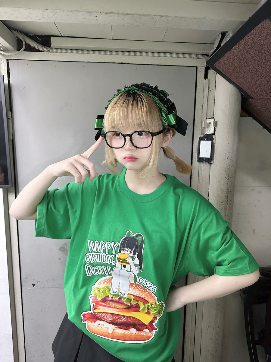 KISEO_NARA's tweet photo. 62. 「2024 DCHI BIRTHDAY LIVE 「#DCHi PARTY TiME」
기여운 개구리 🐸 안경미소녀 🤓 디치님의생탄무사히마쳤습니댜 ✌🏻 햄버거가 있는 생탄티~ 엄청신선하구신기했다 디치님하면안경!!이기때문에안경도써보앗구요 헤도레는 제로에게빌렸어요 (제로고마워제로미담) 안경잘어울리나요?! 오늘도고마워 https://t.co/OreW7Oj20a