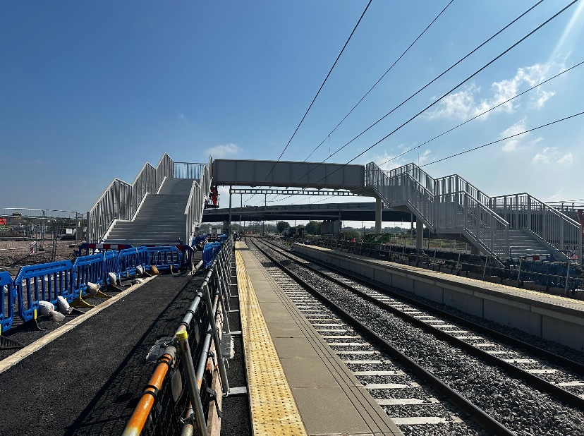 The #BeaulieuParkStation team has been able to install the first of two new footbridges to connect the platforms to the station. Next weekend will be the big footbridge. Other work to the overhead lines are also continuing today. @GreaterAngliaPR @Essex_CC @ChelmsCouncil