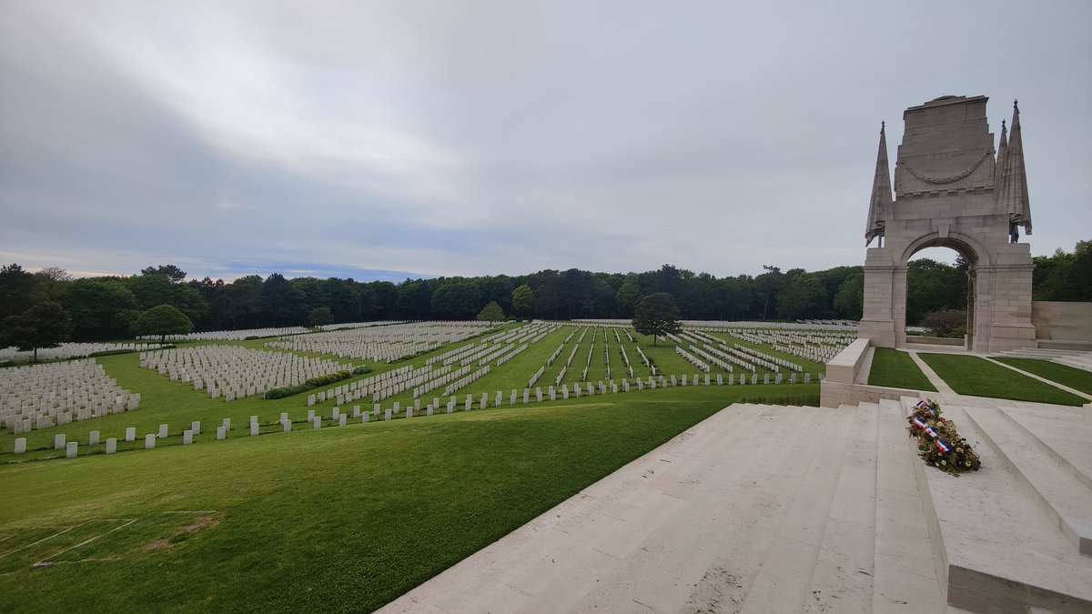 After two days of admiring great courses in Paris and the Cote d'Opale, a final visit to the cemetery at Etaples. An imposing and fitting tribute to the 11,400 allied troops buried here, most of whom perished during WW1. Their name liveth for evermore.