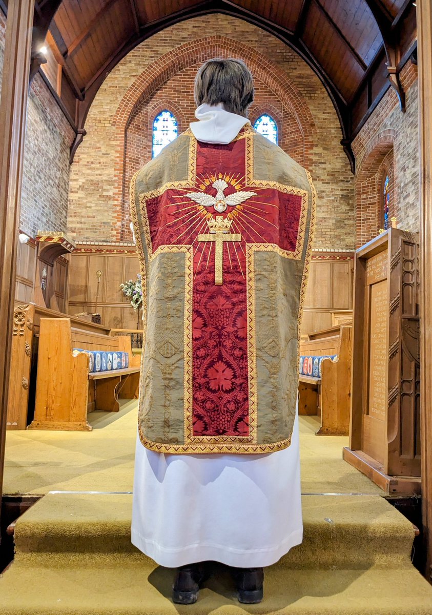 'Away with our fears, our troubles and tears, the Spirit is come!' Wishing you all a joyful #Pentecost. Our Rector's vestments tell of the joy of the spirit and the miracle of Christ being made known in every tongue. #Pentecostés2024 @BooBusStop