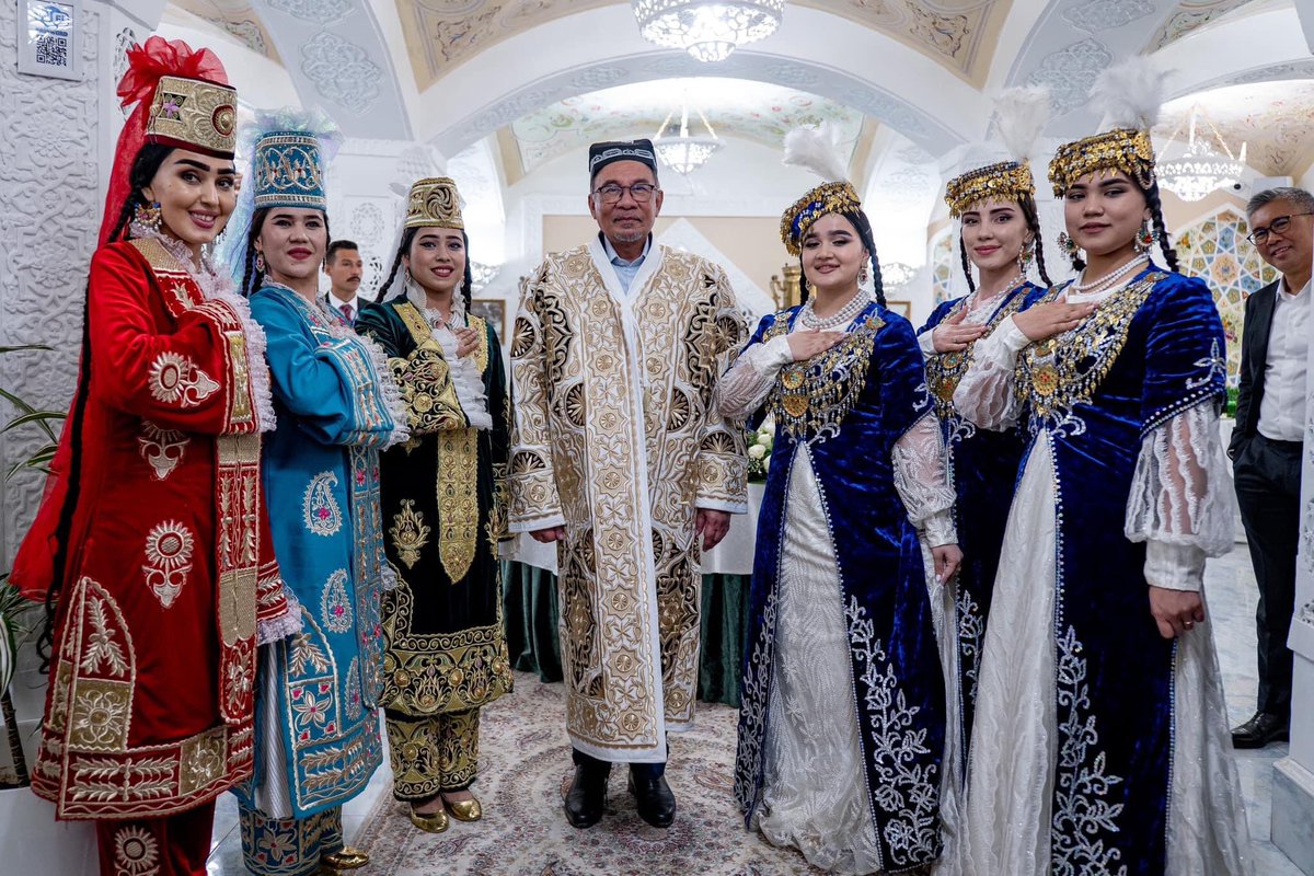 Geram jer Un ToLOL tgk ni…Haha PM-X memakai pakaian tradisi rasmi khusus buat pemimpin tertinggi Bukhara dikenali sebagai Chapan Bukhara yg dihadiahkan oleh Kerajaan Uzbekistan.