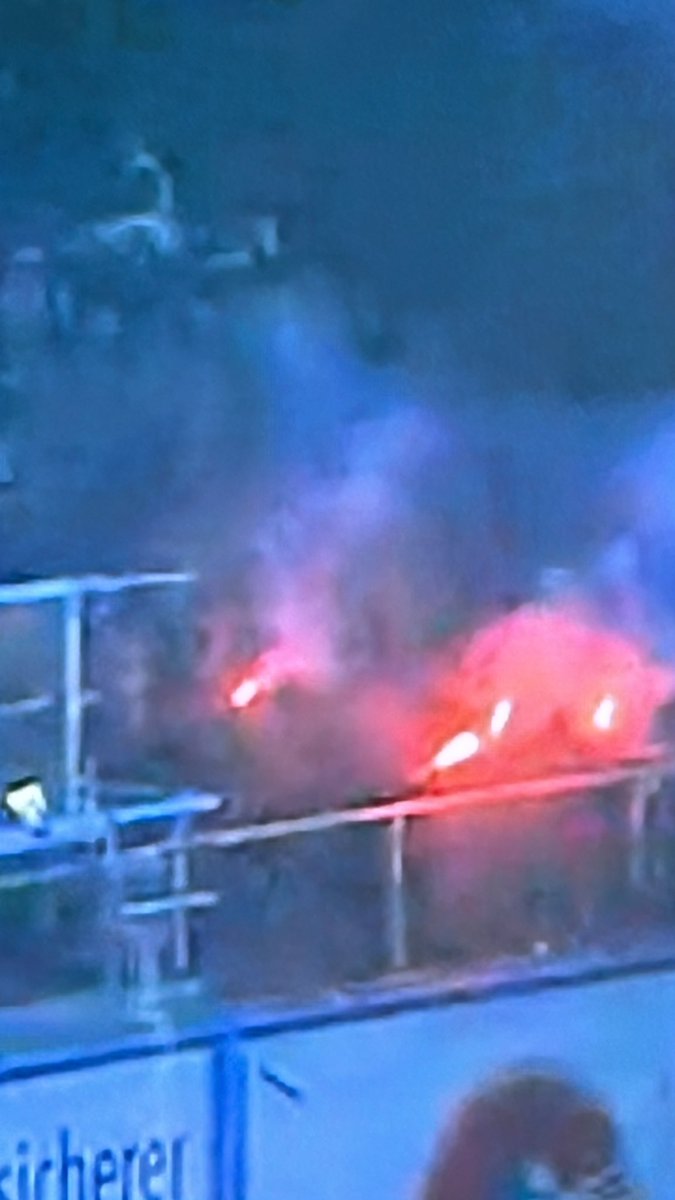 In #Rostock knallts ordentlich zum Abschied in die 3. Liga! 
Solche Idioten braucht niemand! 

Ab in Liga 3 mit euch! Macht da die Toiletten kaputt #hansa #Rostock  #FCHSCP