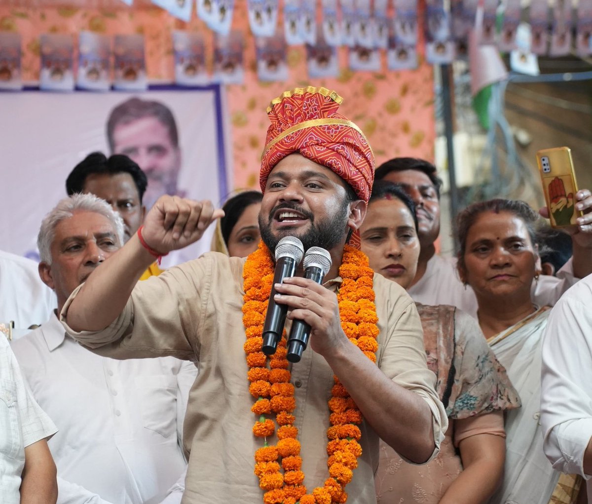 JaikyYadav16's tweet photo. कन्हैया कुमार उत्तर पूर्वी दिल्ली से चुनाव जीत रहे हैं, इस जीत में तीन चीज़ों की बहुत बड़ी भागीदारी है।

1- कन्हैया कुमार की अथक मेहनत
2- मनोज तिवारी का विकास न करना
3- नेहा सिंह राठौर का मनोज तिवारी की सच्चाई सामने लाना

नेहा सिंह राठौर ने लगातार मनोज तिवारी के अश्लील गानों की पोल खोली है और सभी को बताया है कि इन लोगों ने किस तरह से भोजपुरी सिनेमा को दूषित किया है। यहां तक कि नेहा सिंह राठौर उत्तर पूर्वी दिल्ली जाकर भी मनोज तिवारी के अश्लील गानों से सबको अवगत कराती हैं।