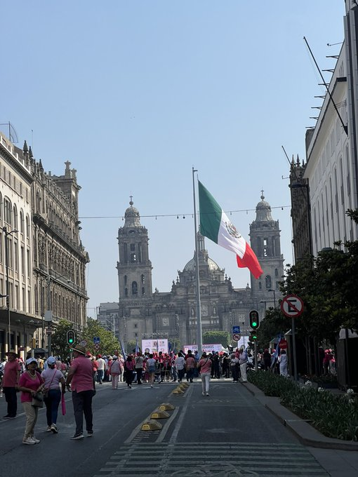 juncalssolano's tweet photo. La bandera de México se izó en el Zócalo para la marcha del PRIAN. 

AMLO es un Presidente de palabra, punto. https://t.co/IChCb7W5eK