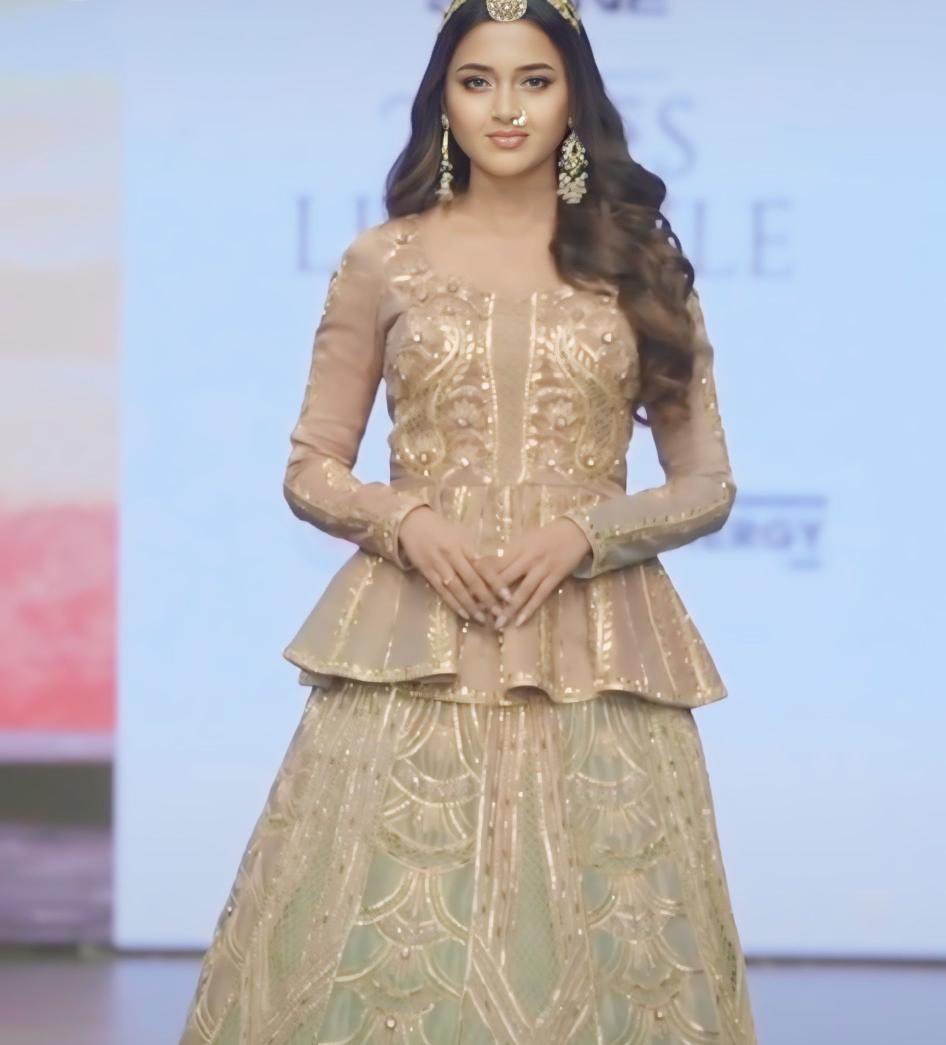I want this Girl in a Period Drama. Somehow, She looks Damn good in these looks. I had Loved her in Karnsangini and the the whole Rajasthani feel in Rishta likhenge hum Naya.

It's just something which She pulls off with so much ease and grace at the same time.

#TejasswiPrakash