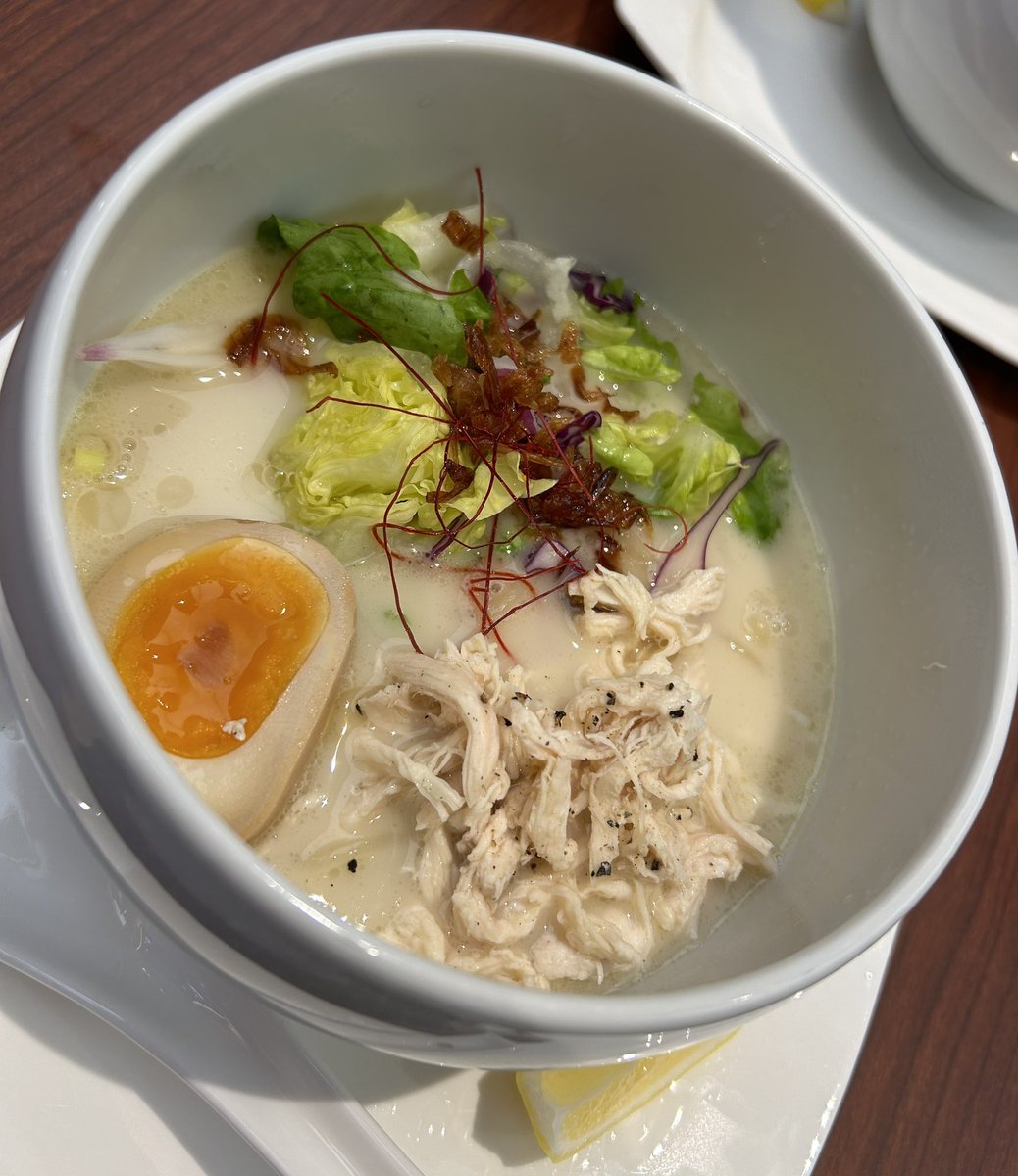 日本のお店と変わらない味で美味しかった！！こっちで蔭山が食べられるなんて、、😭鶏白湯スープが濃厚なのに重たくなくて本当に美味しい大好き！これからたくさん通おう。