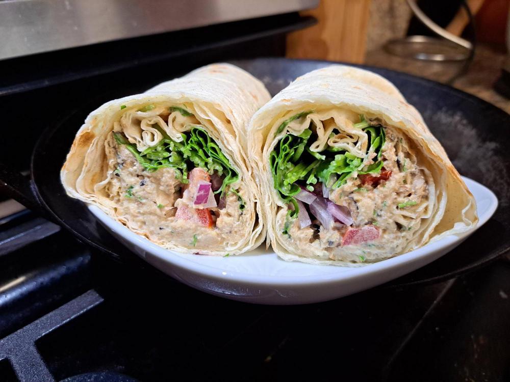 Smoked whitefish salad, red onion, tomato, and radish greens on lavash bread. Way better than canned tuna.
homecookingvsfastfood.com
#homecooking #food #recipes #foodie #foodlover #cooking #homecookingvsfastfood