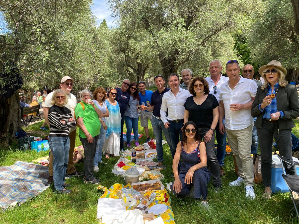 A la fête des Mai aujourd'hui avec une partie des militants du @RN_Nice06. Une indispensable pause dans la campagne des #Europeennes2024. Les traditions niçoises, ça se respecte ! Issa Nissa !