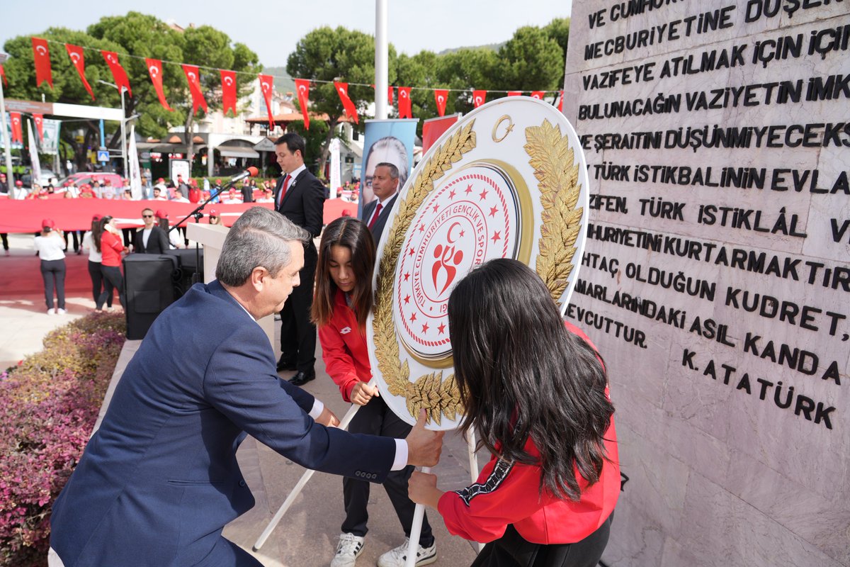 “Bütün ümidim gençliktedir.” #MustafaKemalATATÜRK 19 Mayıs Atatürk’ü Anma, Gençlik ve Spor Bayramı 105. yıl kutlama programı Atatürk Anıtı’nda düzenlenen çelenk sunma töreni ile başladı. @tcmeb @Yusuf__Tekin @tcmuglavaliligi @idrisakbiyik @emrecay55