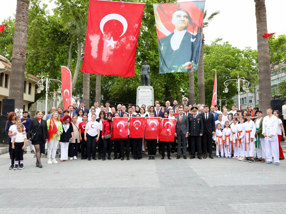 Mudanyamızda 19 Mayıs Atatürk’ü Anma Gençlik ve Spor Bayramı kutlamaları Atatürk Anıtı’na çelenk sunumu ile başladı. Gençlik yürüyüşünün ardından Mütareke Meydanı’nda halk dansları ve spor gösterilerini ilgiyle takip ettik. Gazi Mustafa Kemal Atatürk ve silah arkadaşlarının 105