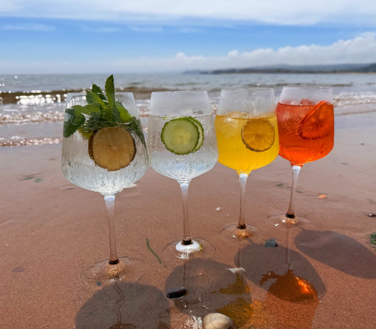 Sundays are looking better and better, suns out so come and enjoy one of our gloriously refreshing Spritz in the beer garden or balcony 🌊

Sandy toes and wagging tails welcome 🏖️🐶

#seafront #seaviews #cocktail #spritzseason #exmouth #exmouthseafront #exmouthbeach #youngspubs