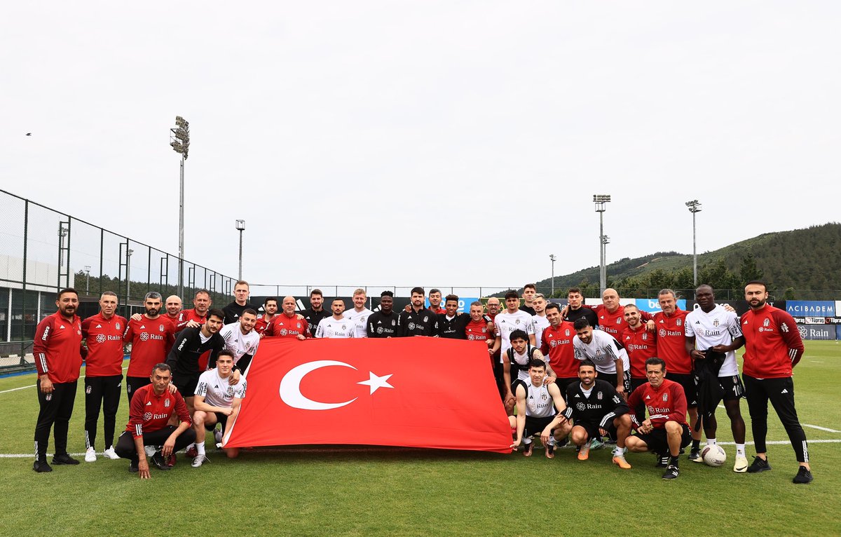 Futbol takımımız, 19 Mayıs Atatürk'ü Anma, Gençlik ve Spor Bayramı'nı ay-yıldızlı bayrağımızı açarak kutladı. 🇹🇷