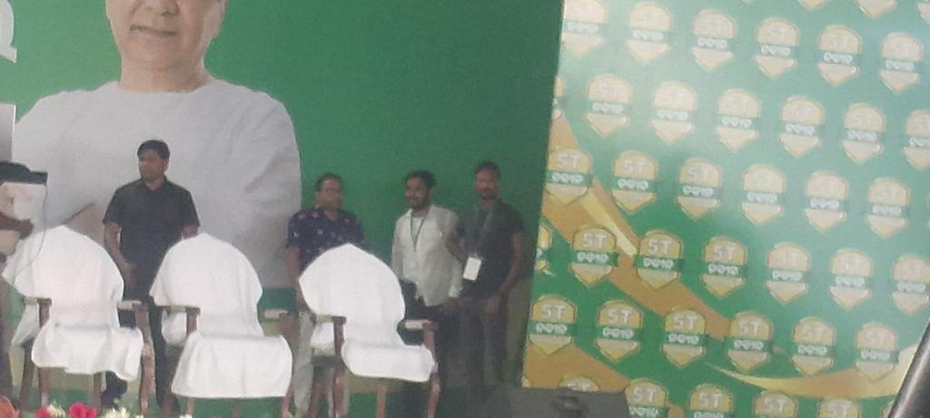 HimansuOdisha's tweet photo. Mr. Soumyashree Panigrahi, OAS, #BDO_Hatadihi (wearing Sambalpuri Shirt) under Keonjhar District was present on stage during CM election campaign at #Hatadihi (Ana Play ground). @OdishaCeo is requested to take stringent action against him for violating MCC.

@ECISVEEP https://t.co/htnwDUjY5i